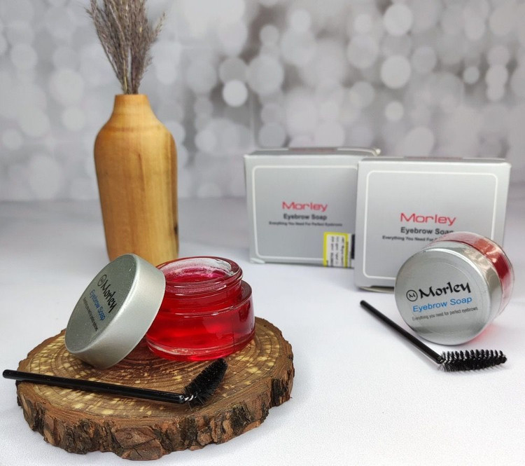 ✨ صابون لیفت ابرو MORLEY ✨ 💖 لیفت و حالتدهی طبیعی ابروها بدون ایجاد سفیدی صابون لیفت ابرو مورلی انتخابی عالی برای داشتن ابروهایی مرتب، لیفتشده و خوشحالت است. این محصول بدون ایجاد سفیدی یا پوستهشدن، ابروها را در طول روز ثابت نگه میدارد و جلوهای کاملاً طبیعی ایجاد میکند. 🌿 ویژگیها: ✔️ لیفت و فیکس قوی ابرو ✔️ بدون ایجاد سفیدک و چسبندگی ✔️ ماندگاری بالا در طول روز ✔️ ایجاد ظاهر طبیعی و مرتب ✔️ مناسب استفاده روزانه ✨ ابروهایی خوشفرم و بینقص، فقط با مورلی