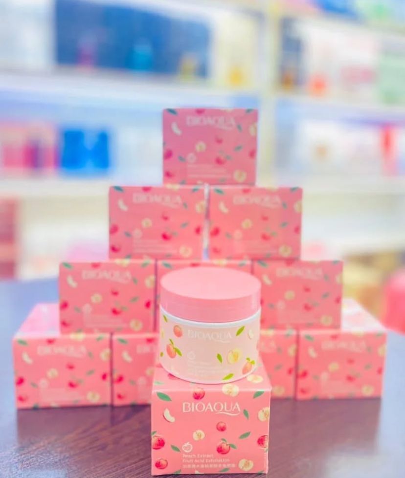 🍑✨ اسکراب بدن هلو ✨🍑  پوستت مثل هلو نرم و خوشرنگ بشه 😍 کافیه اسکراب هلو رو امتحان کنی! 🌸  ✅ لایه‌بردار ملایم و موثر ✅ از بین برنده سلول‌های مرده پوست ✅ روشن‌کننده و نرم‌کننده ✅ رایحه دلبرانه هلو 🍑 ✅ مناسب برای انواع پوست