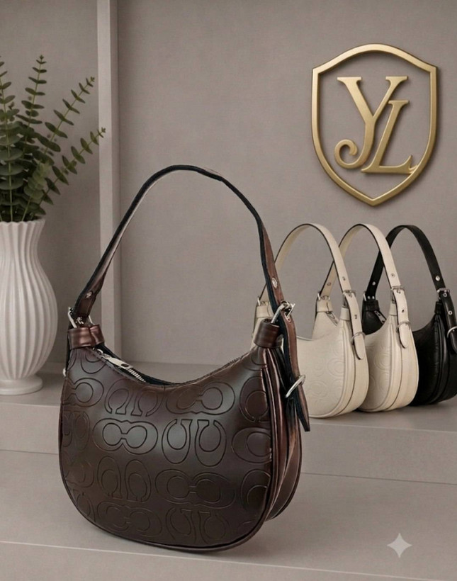 🆔 شناسه: `32` 💎 نام: ** کیف رکسانا | شیک، خوشدست و لاکچری 🎀 ** 🦋 جنس: چرم طرحدار درجه یک 📏 یه مدل خاص و کاربردی برای استایلهای روزمره و شیک 😍 🦋 بسیار باکیفیت و جادار 🦋 متریال وارداتی 🦋 استر خارجی 🦋 دارای بند دستی + بند دوشی قابل تنظیم 🦋 طراحی شیک و خوشفرم ✅📏 ابعاد: ۲۳×۱۶ سانتیمتر ✅🚚 ارسال 7روزبعد ثبت#کیف_زنانه #کیف_دوشی #کیف_دستی #کیف_لاکچری #کیف_جدید #کیف_شیک #کیف_اسپرت #کیف_روزمره 🖌 رنگ بندی: مشکی - کرم - شکلاتی 👨👩👧👦 سایزها: 00 💰