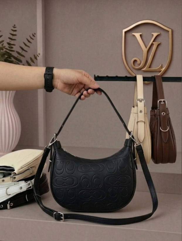 🆔 شناسه: `32` 💎 نام: ** کیف رکسانا | شیک، خوشدست و لاکچری 🎀 ** 🦋 جنس: چرم طرحدار درجه یک 📏 یه مدل خاص و کاربردی برای استایلهای روزمره و شیک 😍 🦋 بسیار باکیفیت و جادار 🦋 متریال وارداتی 🦋 استر خارجی 🦋 دارای بند دستی + بند دوشی قابل تنظیم 🦋 طراحی شیک و خوشفرم ✅📏 ابعاد: ۲۳×۱۶ سانتیمتر ✅🚚 ارسال 7روزبعد ثبت#کیف_زنانه #کیف_دوشی #کیف_دستی #کیف_لاکچری #کیف_جدید #کیف_شیک #کیف_اسپرت #کیف_روزمره 🖌 رنگ بندی: مشکی - کرم - شکلاتی 👨👩👧👦 سایزها: 00 💰